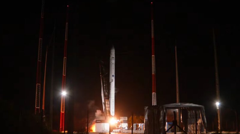 [서울=뉴시스] 23일(한국 시간) 브라질 공군 산하 알칸타라 우주센터에서 민간 우주발사체 기업 이노스페이스의 첫 상업 발사체 '한빛-나노(HANBIT-Nano)'가 발사되고 있다. (사진=이노스페이스 유튜브 캡쳐) 2025.12.23. photo@newsis.com *재판매 및 DB 금지