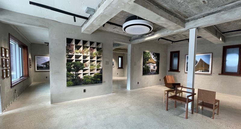 한국의 1세대 현대건축가 김중업이 1984년 설계한 서울 서대문구 '연희정음'이 복원 작업을 통해 전시공간이 됐다. 현재 개관전으로 '르 코르뷔지에 × 김중업 건축사진전'이 '대화: 두 건축가의 운명적 만남'이라는 이름으로 열리고 있다. /사진=서윤경 기자