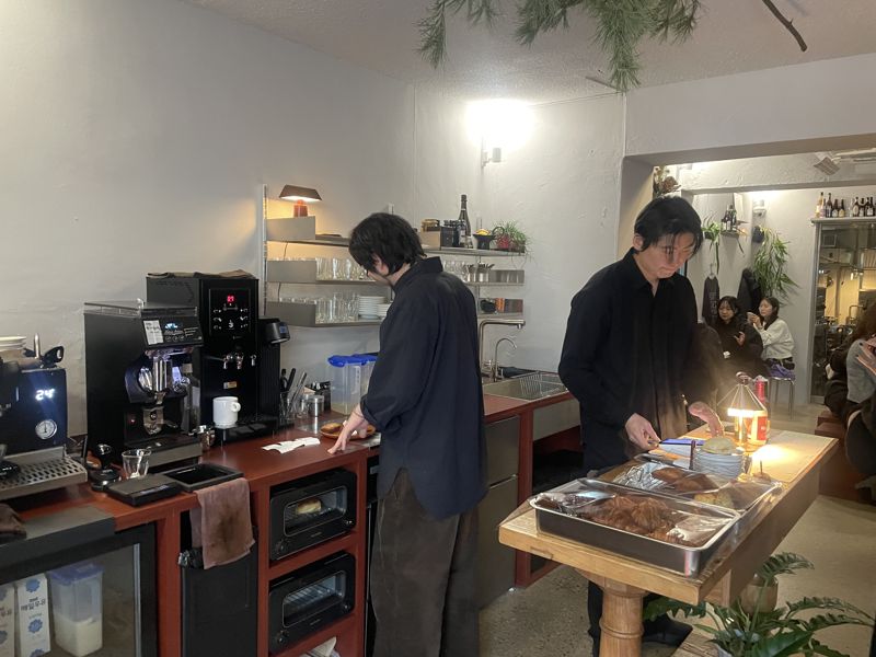 한국의 1세대 현대건축가 김중업이 1984년 설계한 서울 서대문구 '연희정음' 지하층 카페 '푸어링아웃 메라키'에서 김승현 대표(오른쪽)와 직원이 음료와 음식을 준비하고 있다. /사진=서윤경 기자