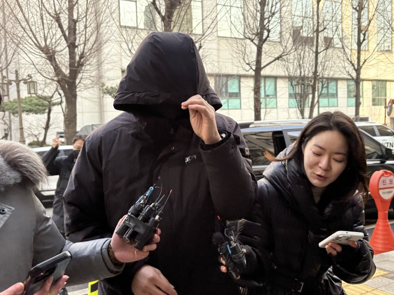 김경 서울시의원으로부터 공천헌금 1억원을 받아 강선우 무소속 의원에게 전달했다고 지목된 강 의원의 전 보좌관 남모씨가 2차 경찰 조사를 받기 위해 지난 17일 오전 서울경찰청 공공범죄수사대 마포 청사에 출석하고 있다. 뉴시스