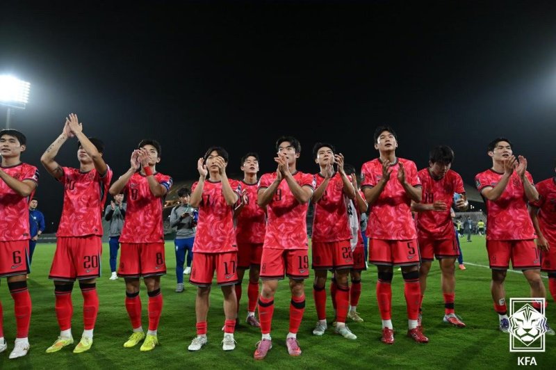 승리 후 팬들 앞에서 인사하는 U23 대표팀.대한축구협회 제공