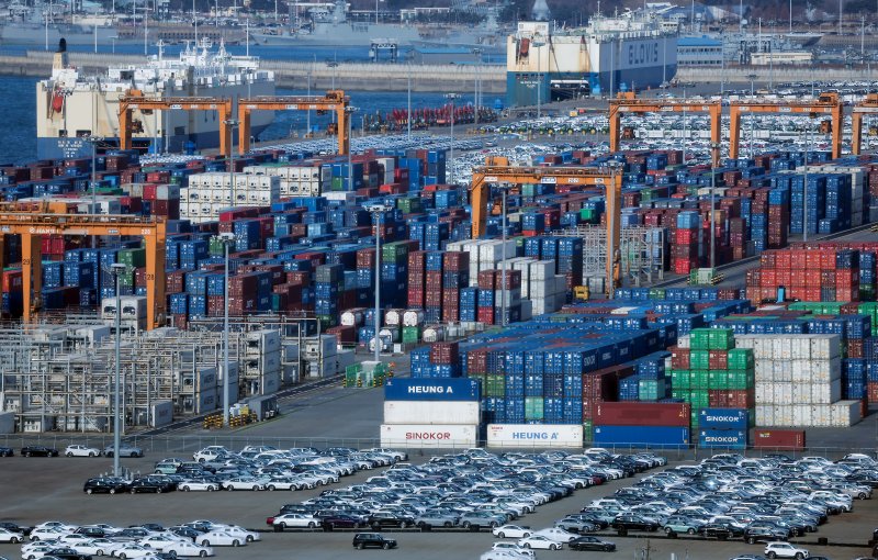 지난해 한국의 수출이 사상 처음 7000만달러를 넘겼다. 역대 최대 실적 기록이다. 반도체 수출이 1734억달러로 역대 최대치를 경신하며 전체 수출 증가를 견인했다. 산업통상자원부는 1일 발표한 '2025년 연간 및 12월 수출입 동향'에서 2025년 수출이 전년 대비 3.8% 증가한 7097억 달러를 기록해 역대 최대치를 달성했다고 밝혔다. 사진은 이날 경기 평택시 포승읍 평택항에 수출용 컨테이너가 세워져 있는 모습. 2026.1.1/뉴스1 ⓒ News1 김성진 기자