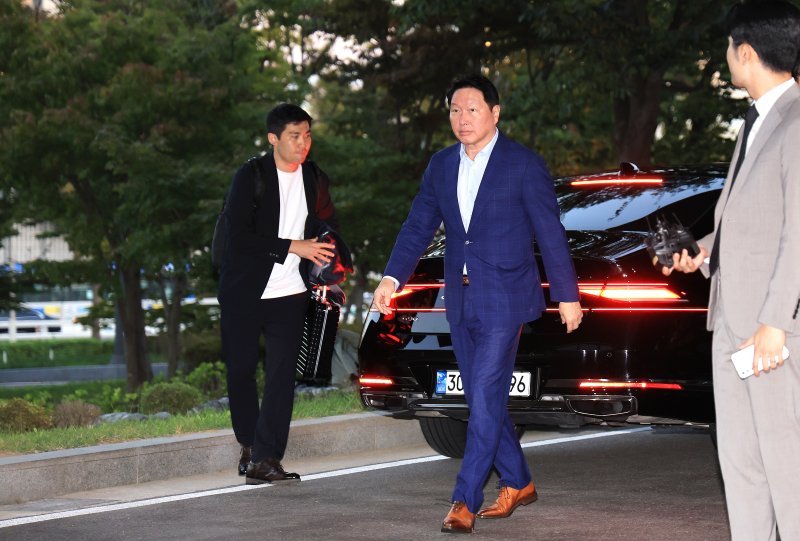 최태원 SK그룹 회장이 도널드 트럼프 미국 대통령과의 관세 협상 지원과 투자 유치 행사에 참석하기 위해 16일 오후 서울 강서구 김포비즈니스항공센터(SGBAC)를 통해 출국하고 있다. 이번 회동은 손정의 일본 소프트뱅크그룹 회장의 초청으로 오는 18일(현지시간)에 삼성, SK, 현대차, LG, 한화 등 국내 5대 그룹 총수들이 도널드 트럼프 미국 대통령의 사저가 있는 플로리다 마러라고 리조트를 방문할 예정이다. 2025.10.16/뉴스1 ⓒ News1 이호윤 기자