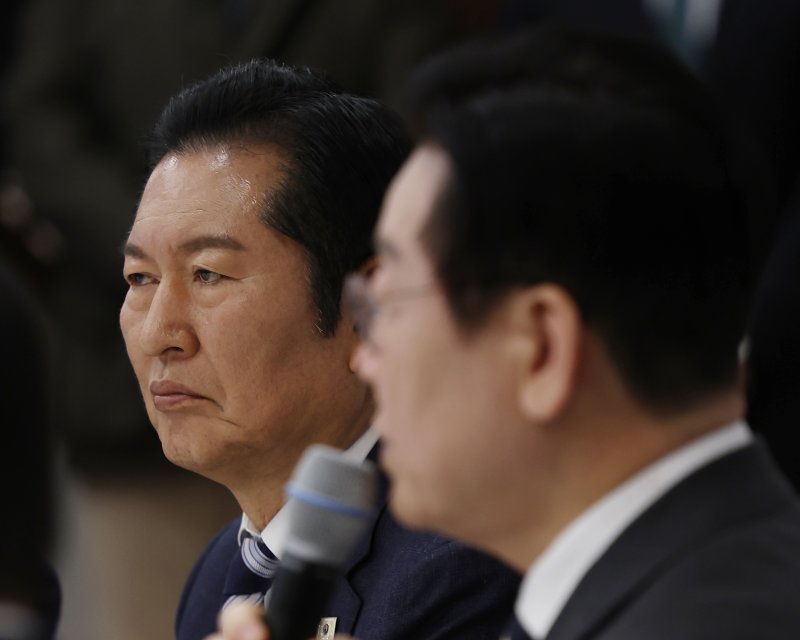 정청래 더불어민주당 대표가 16일 청와대 상춘재에서 열린 정당 지도부 초청 오찬에서 이재명 대통령의 발언을 경청하고 있다. (청와대통신사진기자단) 2026.1.16/뉴스1 ⓒ News1 허경 기자