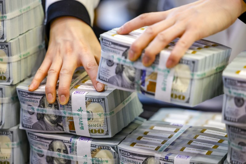 환율 다시 1480원 눈앞…'약발 안 먹히는' 환율 정책, 실물경제 경고등