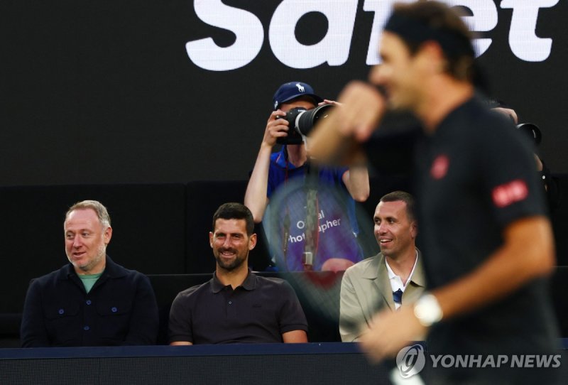 17일 페더러의 시범 경기를 관전하는 조코비치 (출처=연합뉴스)
