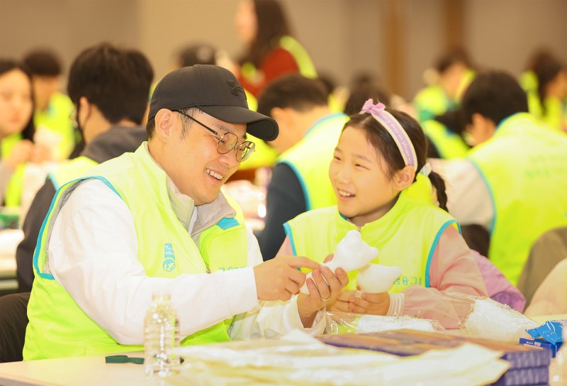 하나금융그룹은 지난 17일 명동 사옥에서 2026년 새해를 맞아 미혼모 가정을 위한 '영유아 장난감 만들기' 임직원 봉사활동을 실시했다. 이날 봉사활동에 참여한 하나금융그룹 임직원 및 가족들이 정성껏 '영유아용 딸랑이'를 만들고 있다. 하나금융그룹 제공