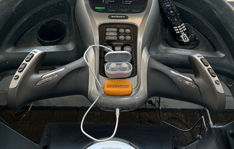 LG전자 무선 이어폰인 '엑스붐 버즈 플러스'에 동봉된 전용의 케이블을 이용해 헬스장에서 무선 이어폰을 활용할 수 있다. 사진=임수빈 기자