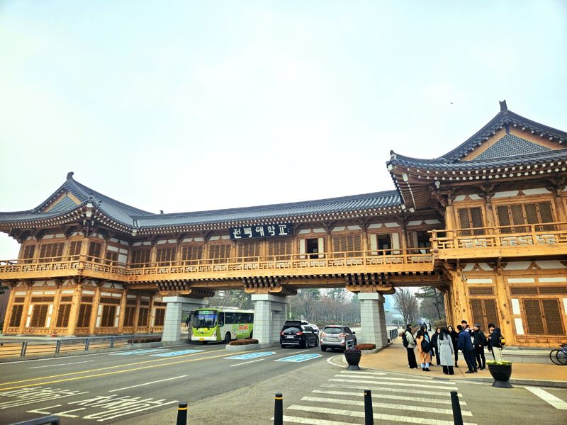 전국 유일 한옥건축학과가 있는 전북대학교에는 정문(사진)을 비롯해 12개의 한옥 건축물이 있다. 사진=최가영 기자