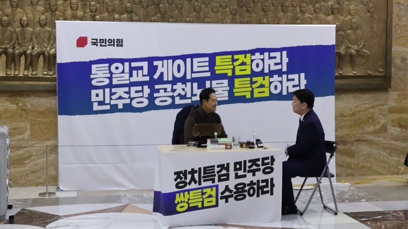 안철수 국민의힘 의원이 지난 17일 단식 농성 중인 장동혁 대표를 만나 격려의 메시지를 전하고 있다. /사진=안철수 의원 페이스북 캡처