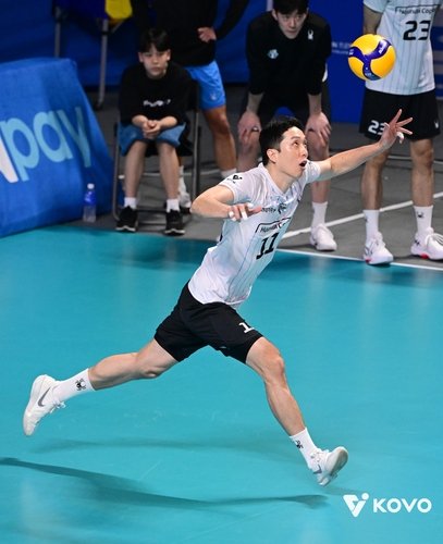 집중력을 잃지 않고 공을 따라간 최민호 (출처=연합뉴스)