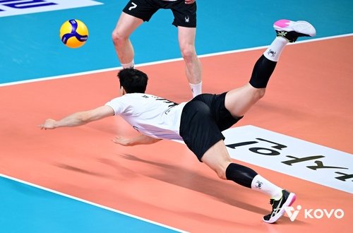 몸을 날려 공을 받아낸 황승빈 (출처=연합뉴스)