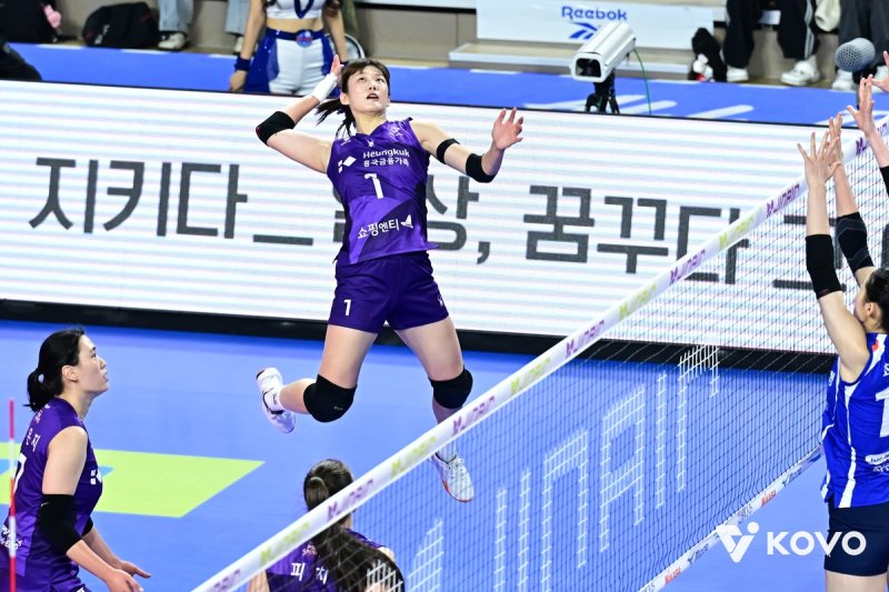 김다은의 타점 높은 스파이크 (출처=연합뉴스)