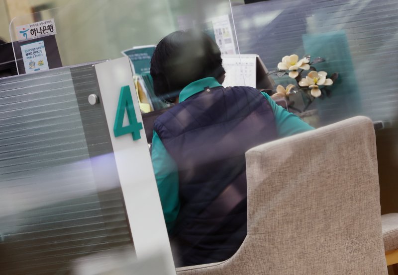 서울 시내 은행에서 시민이 상담을 받기 위해 이동하고 있다. 2026.1.2/뉴스1 ⓒ News1 김민지 기자