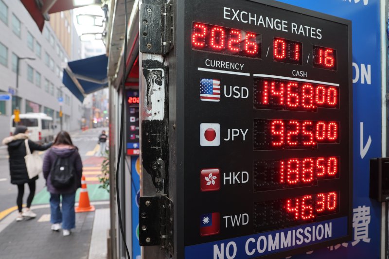 16일 서울 중구 명동 환전소 전광판에 환율 시세가 나오고 있다. 2026.1.16/뉴스1 ⓒ News1 이광호 기자