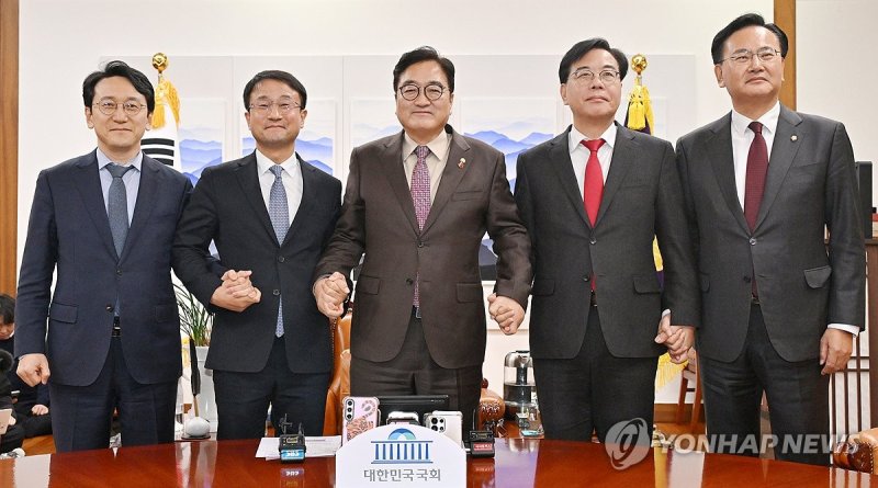 국회의장실에서 열린 국회의장-양당 원내대표 회동 (출처=연합뉴스)