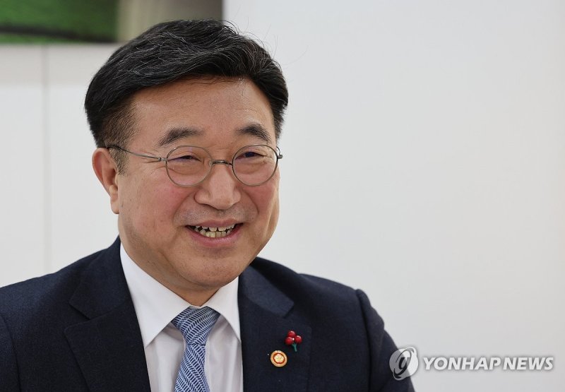 인터뷰하는 윤호중 행안장관 (출처=연합뉴스)