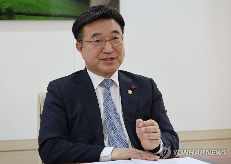 연합뉴스와 인터뷰하는 윤호중 행안장관 (출처=연합뉴스)