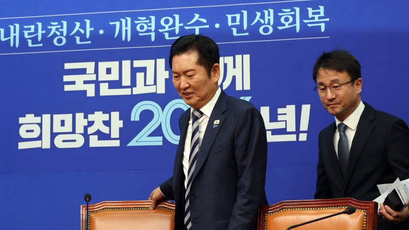 더불어민주당 정청래 대표와 한병도 원내대표가 19일 서울 여의도 국회에서 열린 최고위원회의에 참석하고 있다. 사진=서동일 기자
