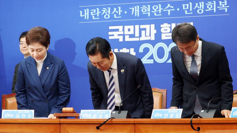 더불어민주당 정청래 대표가 19일 서울 여의도 국회에서 열린 최고위원회의에서 인사하고 있다. 사진=서동일 기자