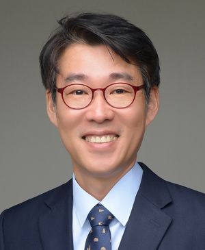 김성준 인천시사회복지사협회장은 오는 21일 오후 7시 미추홀종합사회복지관에서 ‘정치는 복지다’의 출판기념회를 개최한다. 김성준 협회장 제공.