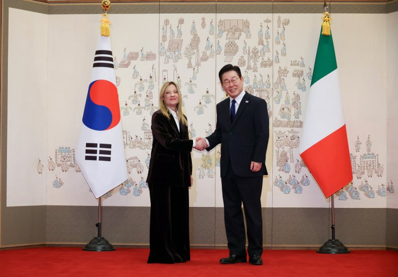 이재명 대통령이 19일 청와대에서 방한한 조르자 멜로니 이탈리아 총리와 악수하며 기념촬영을 하고 있다. 연합뉴스