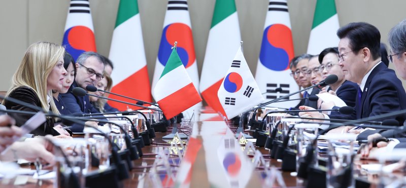 이재명 대통령과 조르자 멜로니 이탈리아 총리가 19일 청와대에서 확대회담을 하고 있다. 뉴스1