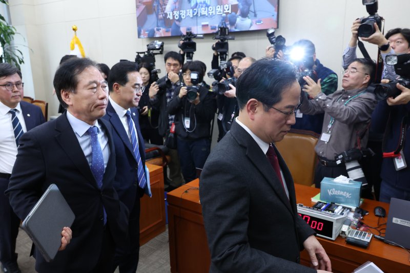 정태호 더불어민주당 간사와 박수영 국민의힘 간사가 19일 서울 여의도 국회에서 열린 재정경제기획위원회가 정회된 후 회의실을 나서고 있다. ⓒ News1 신웅수 기자