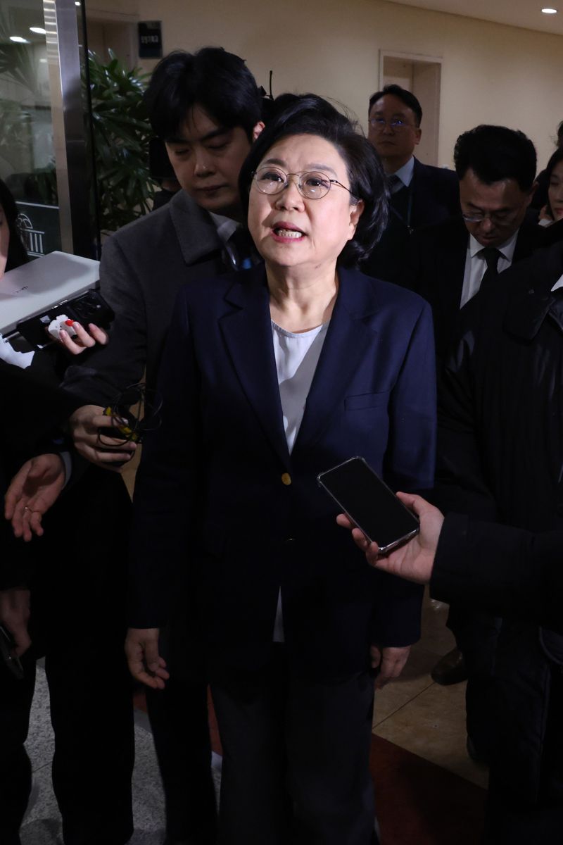 이혜훈 기획예산처 장관 후보자가 19일 오후 국회에서 취재진의 질문을 받으며 이동하고 있다. 사진=서동일 기자