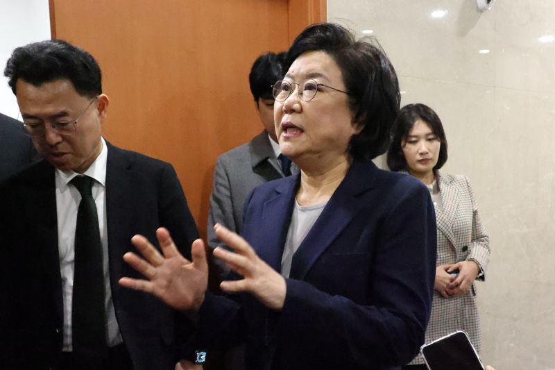 이혜훈 기획예산처 장관 후보자가 19일 오후 국회에서 취재진의 질문을 받으며 이동하고 있다. 사진=서동일 기자