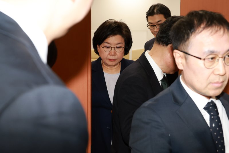 [서울=뉴시스] 고승민 기자 = 이혜훈 기획예산처 장관 후보자가 19일 서울 여의도 국회에서 취재진의 질문을 받으며 이동하고 있다. 이날 열린 재정경제기획위원회 전체회의는 이 장관의 청문회 개최 여부를 놓고 여야간 공방이 이어지다 정회됐다. 2026.01.19. kkssmm99@newsis.com
