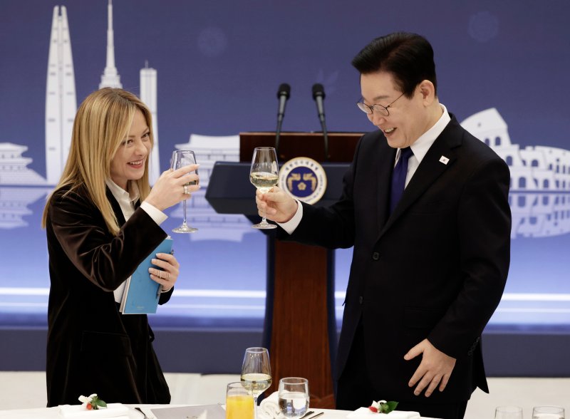 이재명 대통령과 조르자 멜로니 이탈리아 총리가 19일 청와대에서 열린 공식 오찬에서 건배하고 있다. 2026.1.19/뉴스1 ⓒ News1 이재명 기자