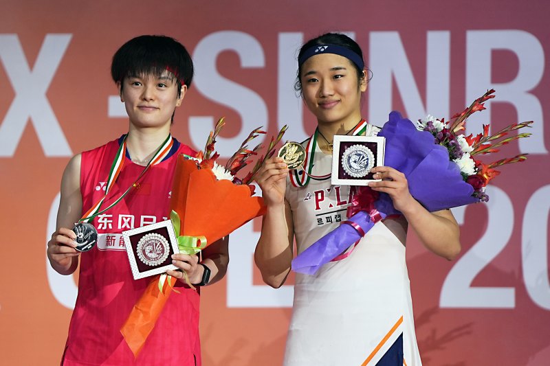 안세영(1위, 오른쪽)이 18일(현지 시간) 인도 뉴델리에서 열린 2026 세계배드민턴연맹(BWF) 월드투어 슈퍼 750 인도오픈 여자 단식 정상에 올라 금메달을 들고 왕즈이와 함께 포즈를 취하고 있다. 안세영은 결승에서 왕즈이(2위·중국)를 2-0(21-13 21-11)으로 물리치고 대회 2연패를 달성했다.뉴시스