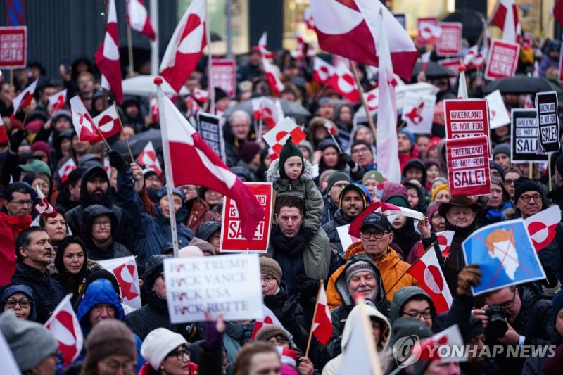 트럼프 대통령의 그린란드 정책에 항의하는 그린란드 주민들 (출처=연합뉴스)