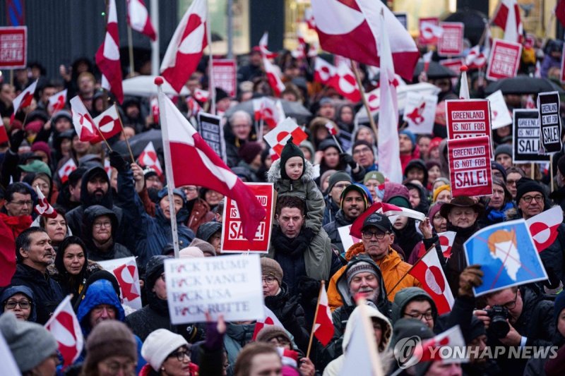 17일 그린란드에서 열린 反트럼프 시위 (출처=연합뉴스)