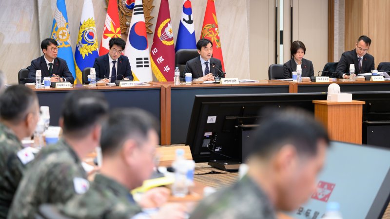 안규백 국방부장관이 19일 계룡대에서 핵심 국방정책 추진을 위한 준비상태 점검에 앞서 모두 방언을 하고 있다. 국방부 제공