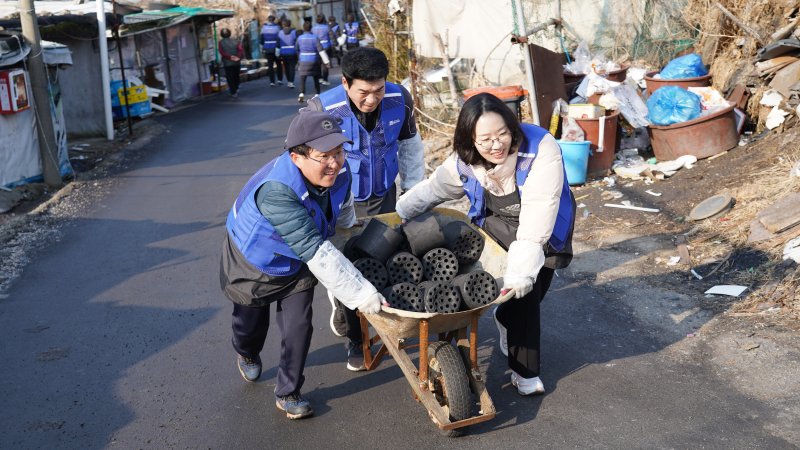 김용태 법무법인 YK 사단법인 옳음 이사장(왼쪽 첫 번째)이 지난 2023년 12월 28일 서울 강남 구룡마을에서 법무법인YK 구성원들과 연탄 봉사를 하고 있다.