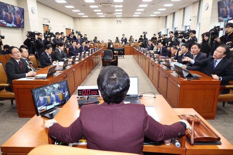 [서울=뉴시스] 김금보 기자 = 국회 재정경제기획위원회 여야 의원들이 19일 서울 여의도 국회에서 열린 전체회의에서 이혜훈 기획예산처 장관 후보 청문회 개회를 두고 공방을 펼치고 있다. 2026.01.19. kgb@newsis.com