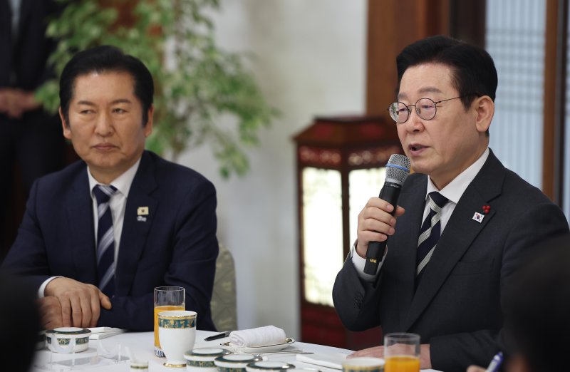 [서울=뉴시스] 고범준 기자 = 정청래 더불어민주당 대표가 16일 청와대 상춘재에서 열린 정당 지도부 초청 오찬에서 이재명 대통령의 발언을 듣고 있다. 2026.01.16. bjko@newsis.com