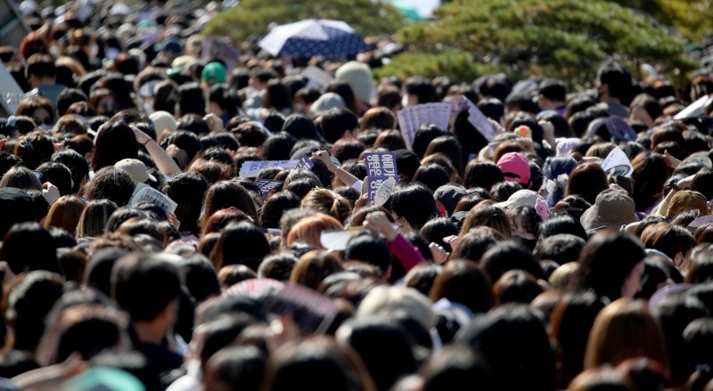 2030 부산세계박람회 유치를 기원하는 방탄소년단(BTS) 콘서트 '옛 투 컴 인 부산'(Yet To Come in Busan)이 열리는 15일 부산 연제구 아시아드주경기장에 공연을 보러온 아미들로 북적이고 있다.뉴스1