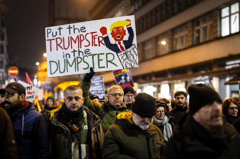 19일(현지시간) 스위스 취리히에서 '트럼프를 쓰레기통에 버려라'라고 적힌 팻말을 든 시위대가 제56회 세계경제포럼(WEF) 연차총회 및 도널드 트럼프 미국 대통령의 방문에 반대하는 시위를 벌이고 있다.EPA연합뉴스