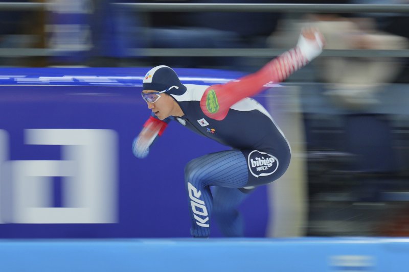 [헤이렌베인=AP/뉴시스] 김준호가 2일(현지 시간) 네덜란드 헤이렌베인 티알프 아이스 아레나에서 열린 2024-25 국제빙상경기연맹(ISU) 스피드스케이팅 월드컵 6차 남자 500m 경기를 펼치고 있다. 김준호는 34초55의 기록으로 4위를 차지하며 메달은 따내지 못했다. 2025.03.03.