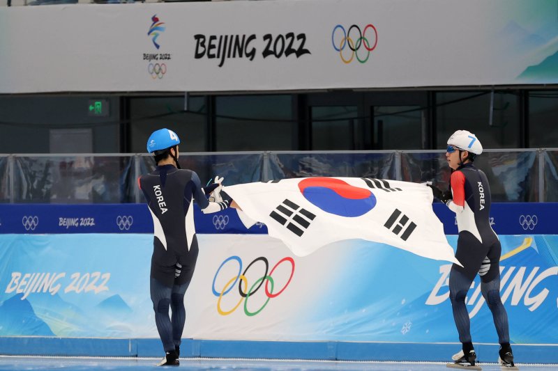 [베이징(중국)=뉴시스] 고범준 기자 = 19일 오후 중국 베이징 국립 스피드 스케이팅 오벌 경기장에서 열린 2022 베이징 동계올림픽 스피드 스케이팅 남자 매스스타트 결승 경기에서 은메달 획득한 정재원(오른쪽)과 동메들 획득한 이승훈이 태극기를 들고 링크를 돌고 있다. 2022.02.19. bjko@newsis.com