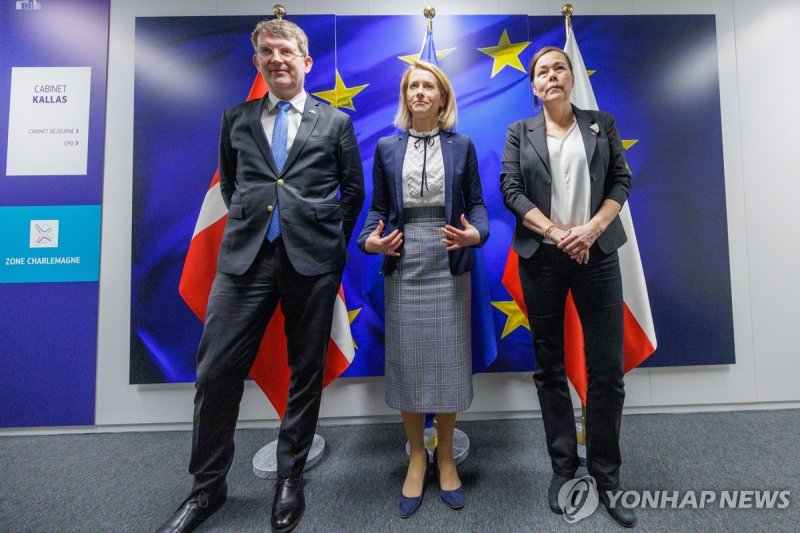 포울센 덴마크 국방장관(왼쪽)과 모츠펠트 그린란드 외교장관(오른쪽)이 19일(현지시간) 브뤼셀에서 칼라스 EU 외교안보 고위대표를 만났다. (출처=연합뉴스)