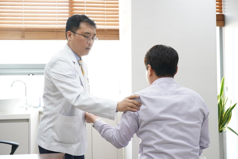 어깨 회전근개는 어깨관절 주변을 둘러싼 네 개의 근육·힘줄로, 팔을 들어 올리고 앞으로 뻗는 동작과 안쪽·바깥쪽 회전에 관여하는 핵심 구조다. /사진=뉴시스