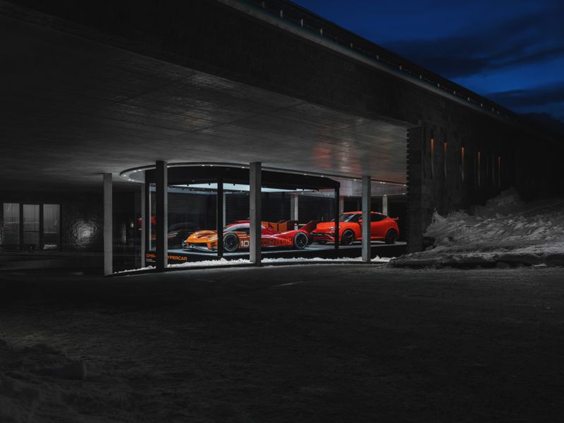 스위스 다보스에 위치한 아메론 호텔에 전시된 ‘GMR-001 하이퍼카(왼쪽)’와 ‘GV60 마그마(오른쪽)’. 제네시스 제공.