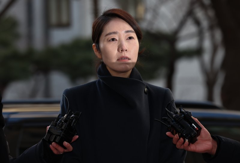 공천헌금 1억원을 수수한 혐의를 받는 강선우 무소속 의원이 20일 서울 마포구 서울경찰청 광역수사단 공공범죄수사대에 조사를 받기 위해 출석하며 취재진 질문에 답하고 있다. 2026.1.20/뉴스1 ⓒ News1 김도우 기자