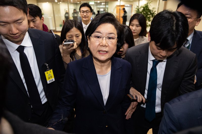 이혜훈 기획예산처 장관 후보자가 19일 서울 여의도 국회에서 인사청문회 개회를 기다리며 본청 내부를 이동하고 있다. 2026.1.19/뉴스1 ⓒ News1 유승관 기자