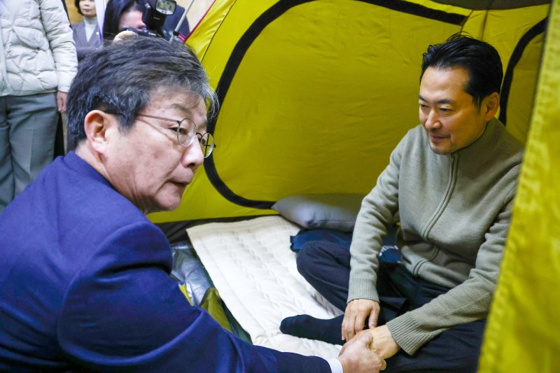 유승민 전 의원이 지난 1월 20일 오전 서울 여의도 국회 로텐더홀에서 통일교·공천헌금 '쌍특검'을 요구하며 엿새째 단식농성중인 장동혁 국민의힘 대표를 찾아 대화하고 있다. 뉴시스