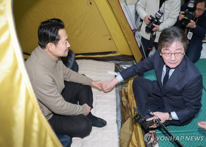 '단식 엿새째' 국민의힘 장동혁 대표 찾은 유승민 전 의원 (출처=연합뉴스)